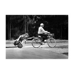 zwart_wit_foto_man_golfkar_op_fiets